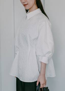 〈デミルクス ビームス〉のブラウス