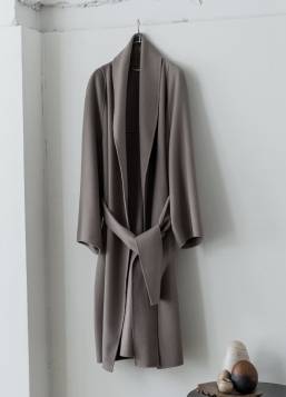 〈エッフェ ビームス〉のガウンコート