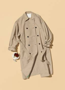 〈エーケーワン〉のトレンチコート