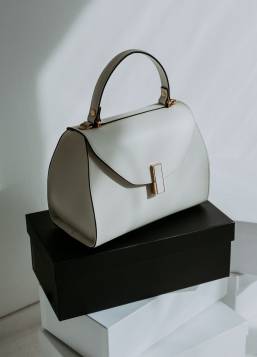 〈ジャンニ ノターロ〉のハンドバッグ