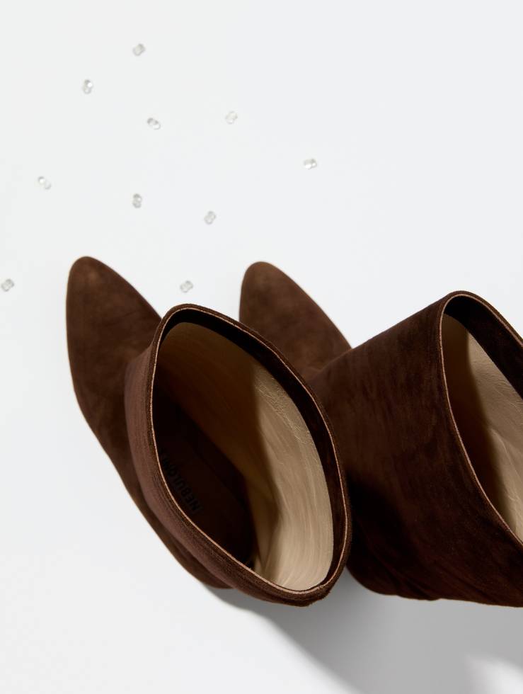 〈ネブローニ〉のロングブーツ