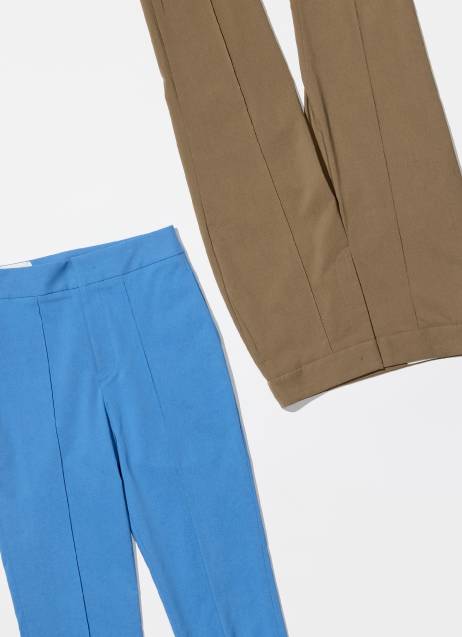 〈AK＋1〉のストレッチパンツ