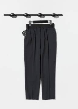 〈エムフィル〉のテーパードパンツ