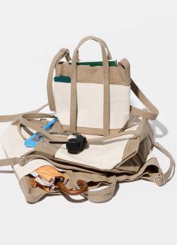 〈AMIACALVA for Pilgrim Surf+Supply〉のトートバッグ