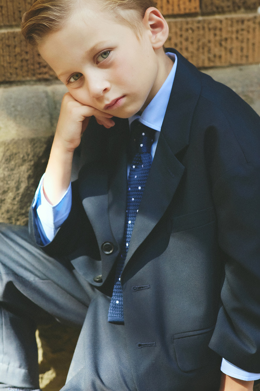こども ビームスのネイビースーツを着た男の子。卒園式・入学式向けのフォーマルスタイル