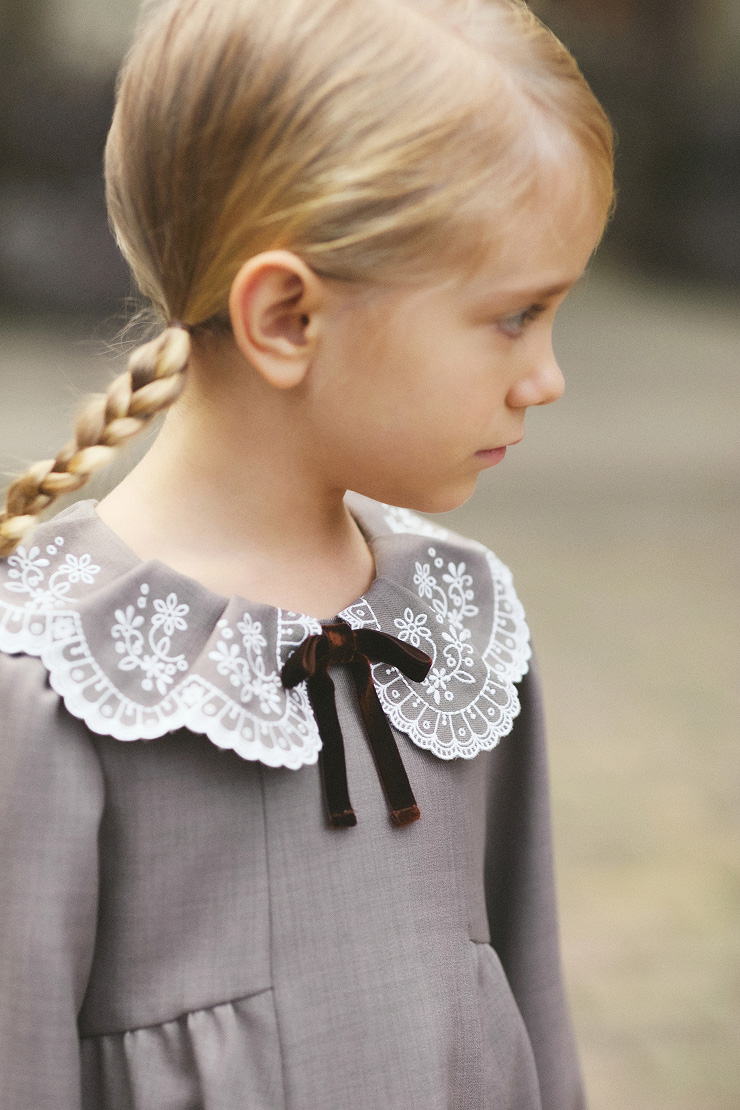 こども ビームスのグレーのセレモニーワンピースを着た女の子。卒園式・入学式向けのフォーマルスタイル