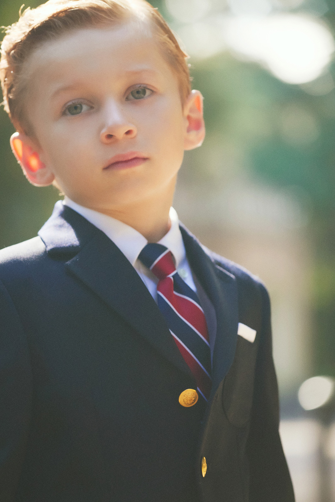 ネイビーのブレザーとグレーのパンツを合わせた男の子。こども ビームスのセレモニースタイル