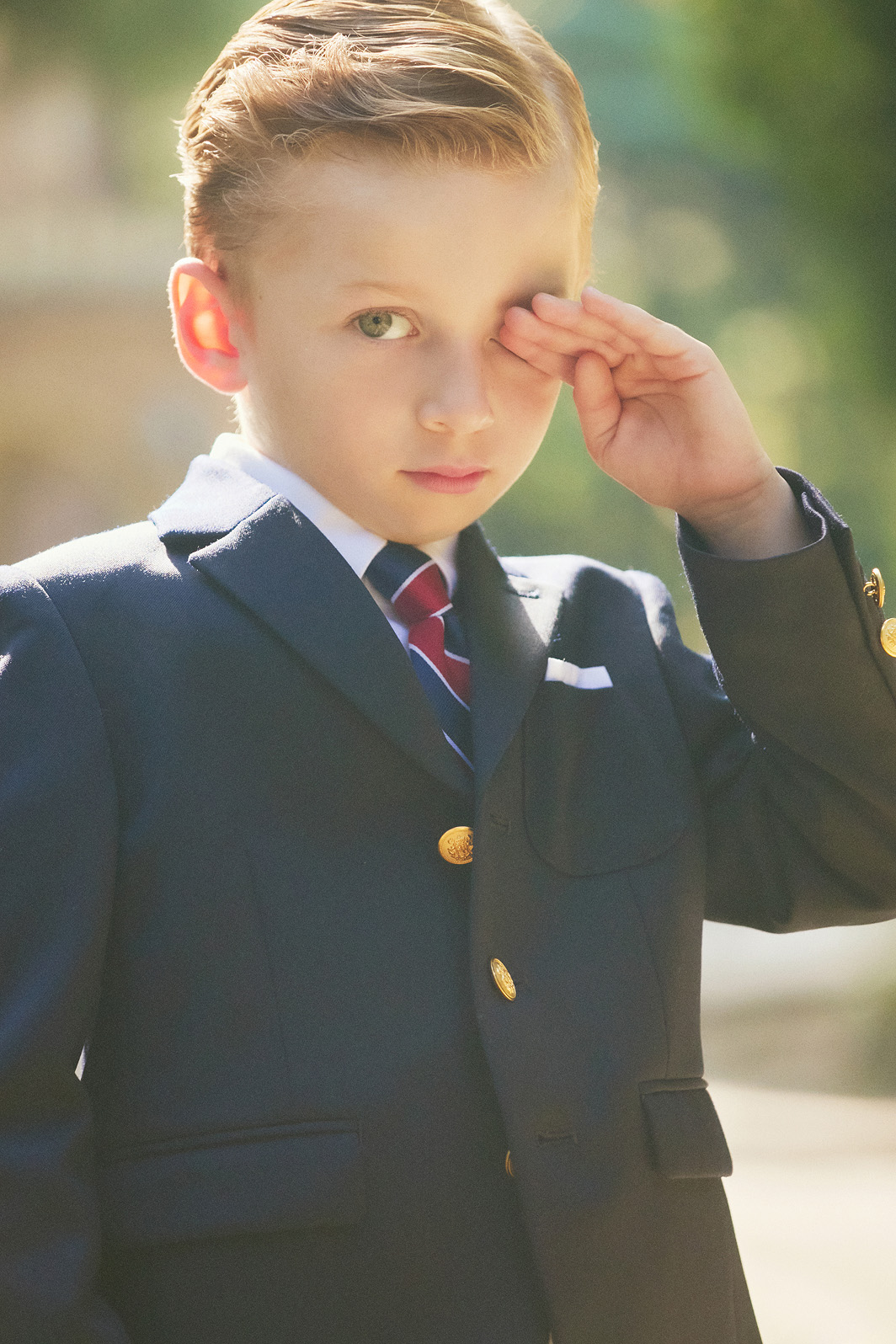 ネイビーのブレザーとグレーのパンツを合わせた男の子。こども ビームスのセレモニースタイル