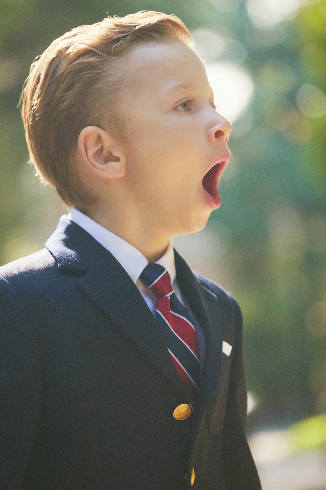 ネイビーのブレザーとグレーのパンツを合わせた男の子。こども ビームスのセレモニースタイル