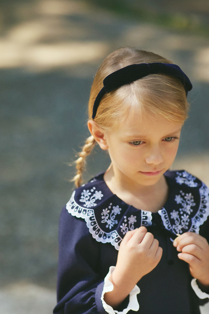 こども ビームスのフォーマルウェアを着た男の子と女の子が並んでいる様子