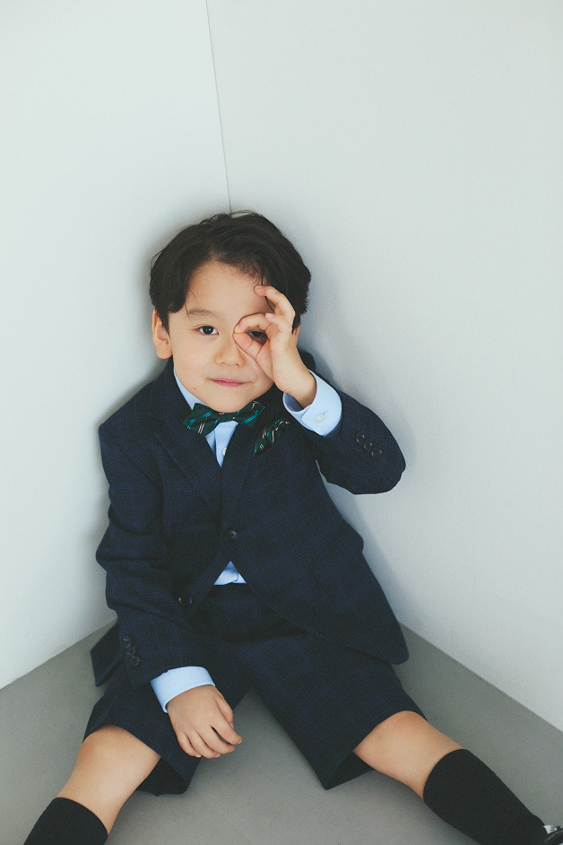 BEAMS miniの男の子用ネイビースーツ。蝶ネクタイを合わせたコーディネート。