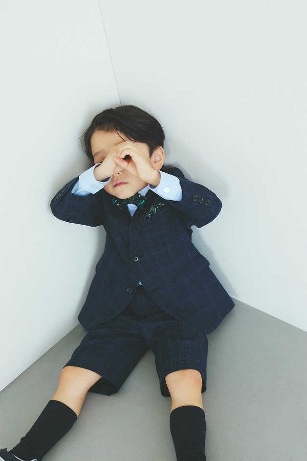 BEAMS miniの男の子用ネイビースーツ。蝶ネクタイを合わせたコーディネート。