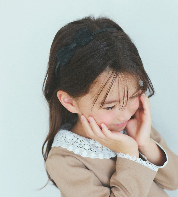 BEAMS miniのフォーマルな印象のベージュのワンピースを着た女の子。