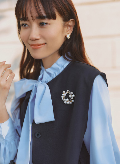 セレモニー服を着回すなら主役は「ブラウス」