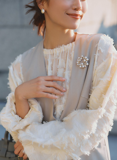 セレモニー服を着回すなら主役は「ブラウス」