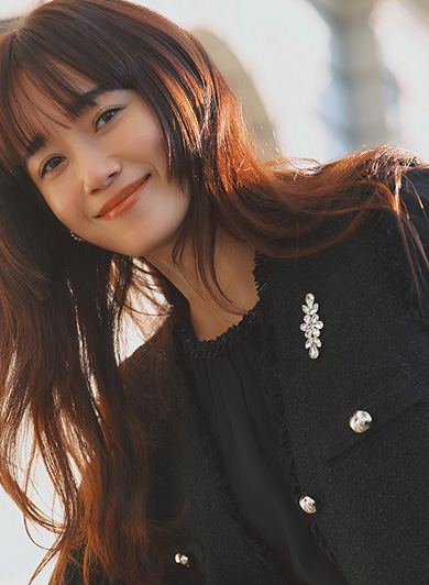 セレモニーらしい特別感は、ブローチで添える