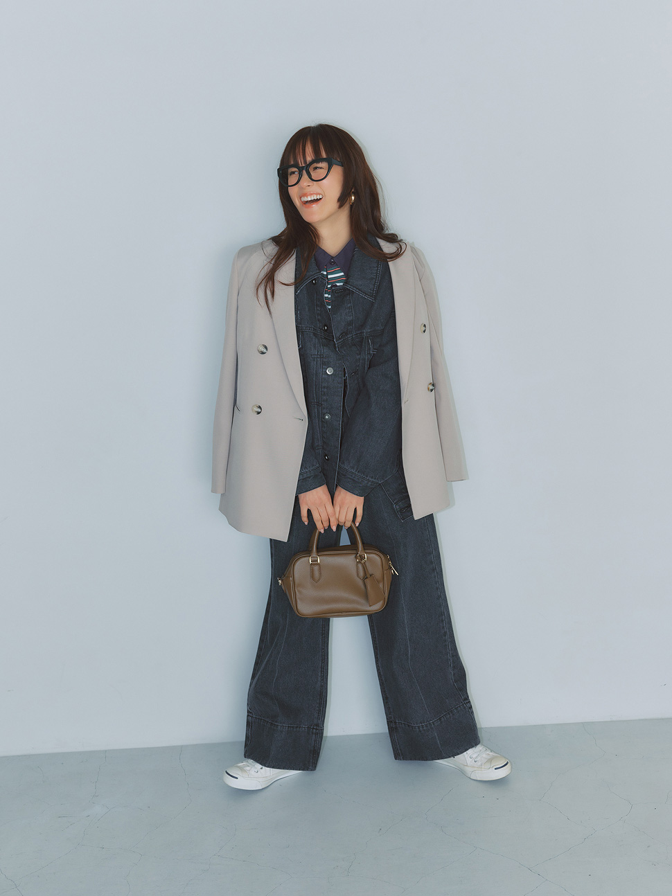 デニムスタイルにビームス ハートのベージュジャケットを羽織った大人カジュアル。普段使いや学校の送迎にも使える、ママのカジュアルミックスコーデ
