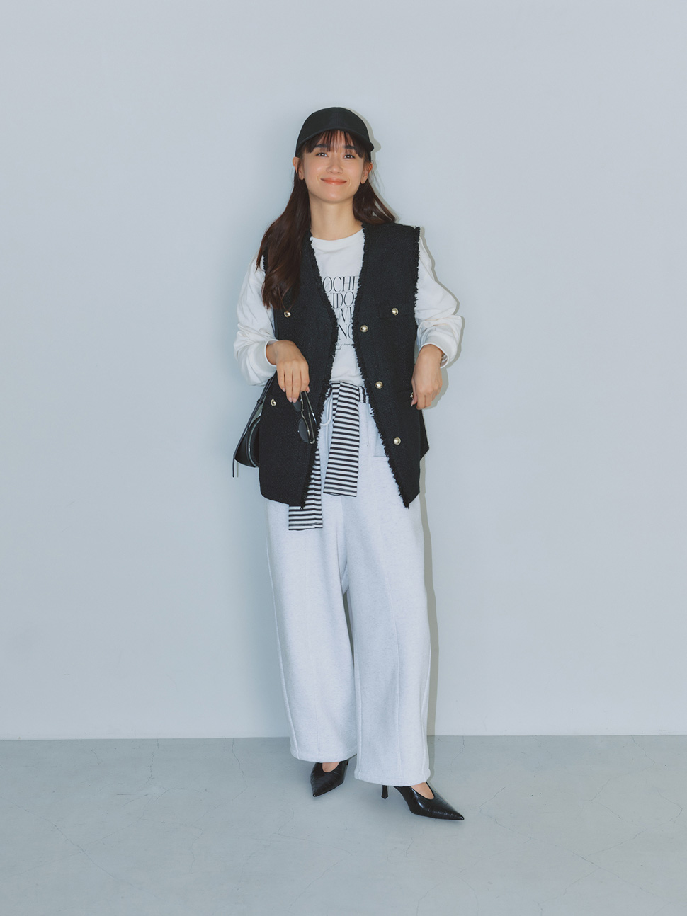 ビームス ハートのツイードジレにスウェットパンツを合わせた抜け感のあるママコーデ。動きやすい大人のカジュアルスタイル