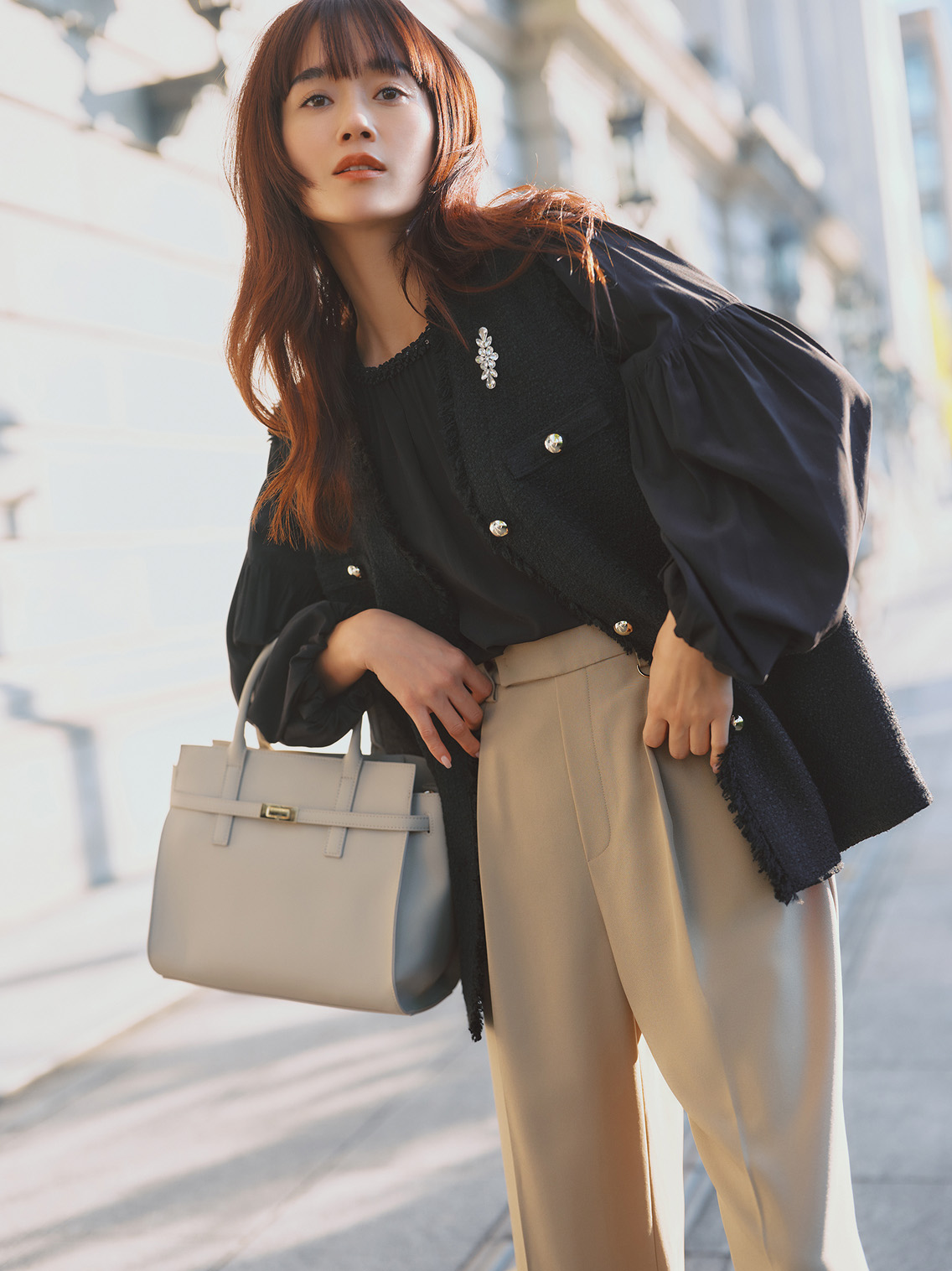 ビームス ハートの黒ツイードベストとベージュワイドパンツの旬なセレモニーコーデ。卒業式・入学式に最適なママのフォーマルパンツスタイル