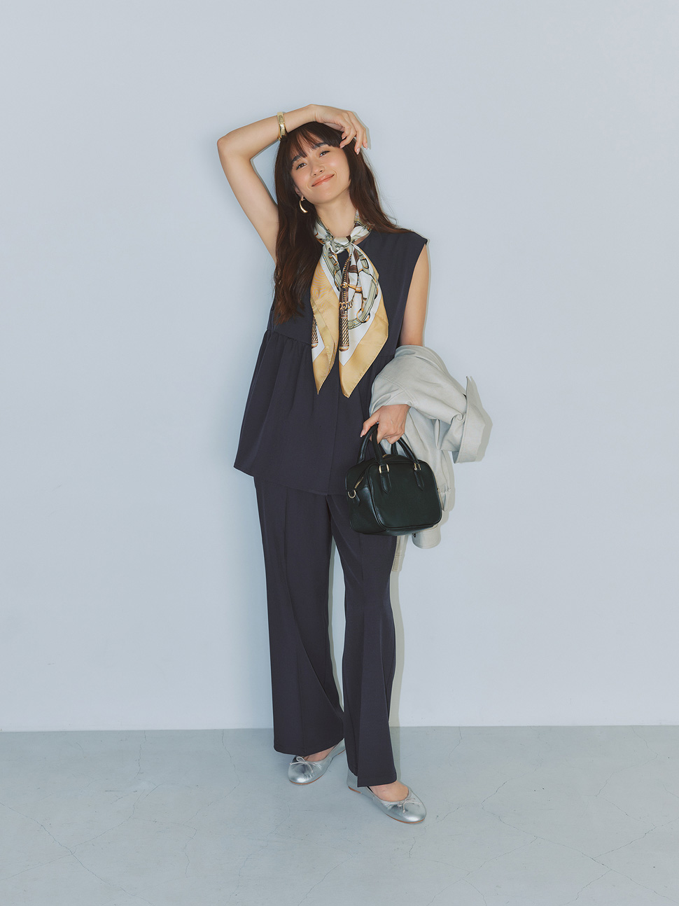 ビームス ハートのノースリーブセットアップにスカーフをプラス。卒業式・入学式後も使える、都会的かつ汎用性の高いママのお出かけコーデ