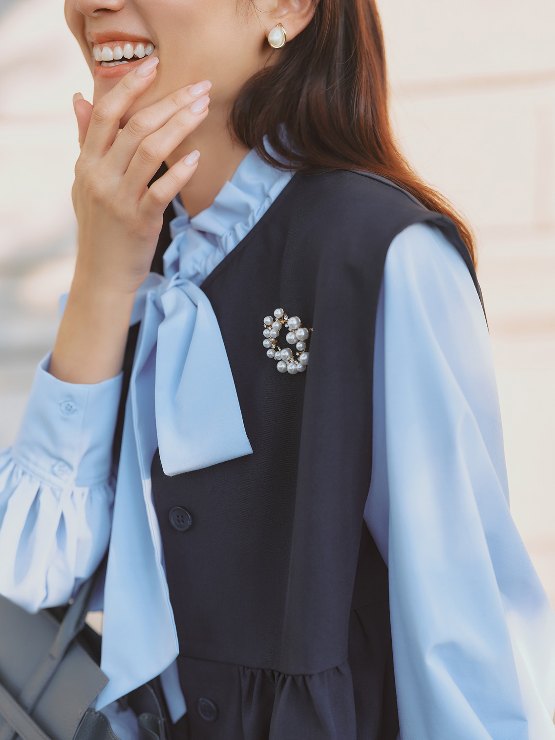 ビームス ハートの紺ジレとパンツのセットアップにサックスのボウタイブラウスを合わせた垢抜けママコーデ。卒業式・入学式で差がつく、モダンなセレモニースタイル