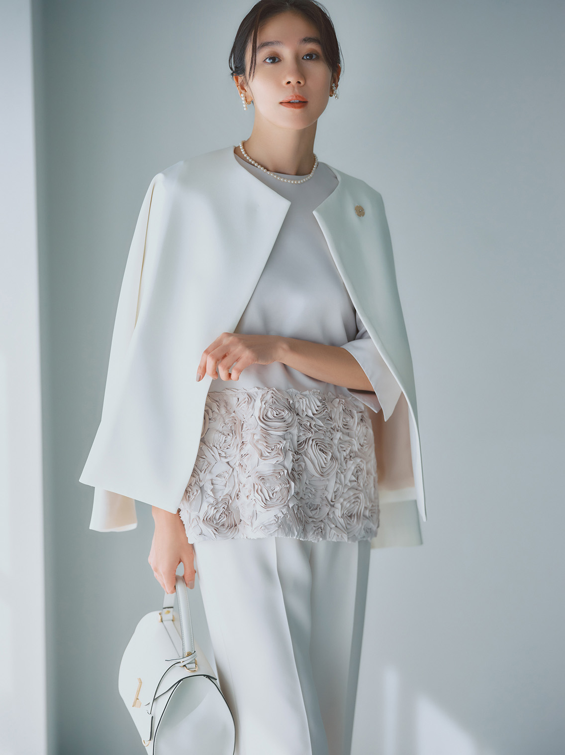 デミルクス ビームスの花柄ブラウスとパンツを着たママ向けフォーマルスタイル。卒園式・入学式に最適なセレモニーコーデ