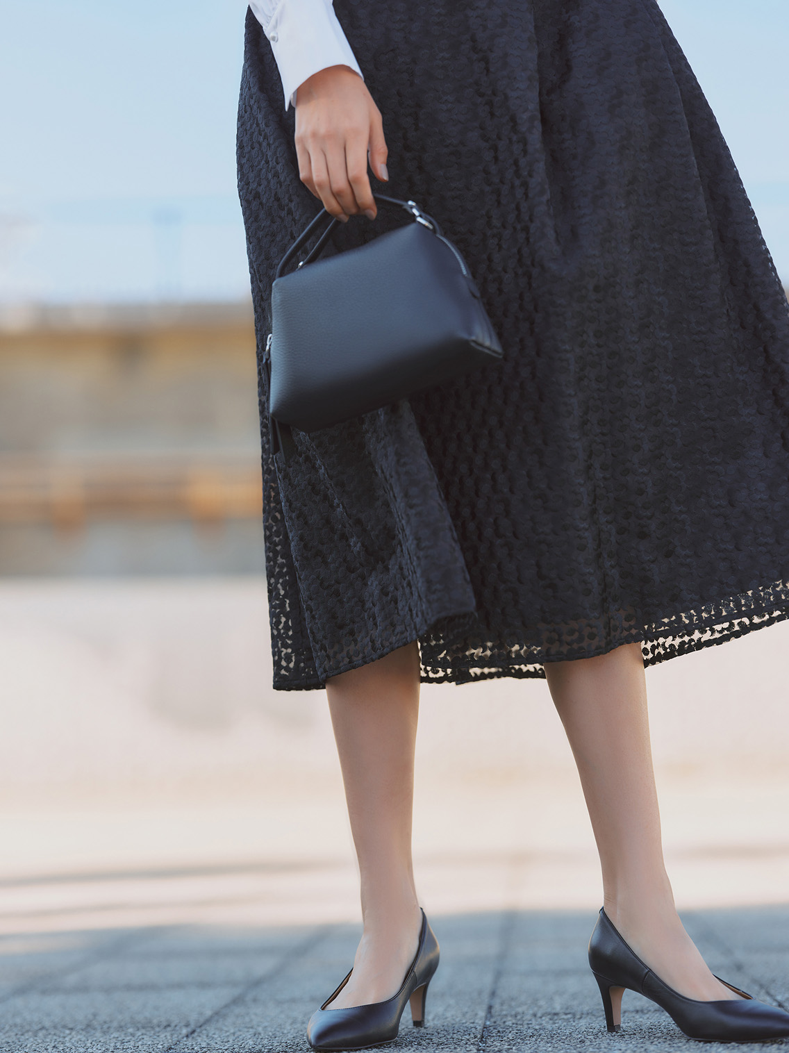 デミルクス ビームスの白襟ブラウスと花柄フレアスカートを合わせた、卒園式・入学式におすすめの上品なママ向けセレモニースタイル