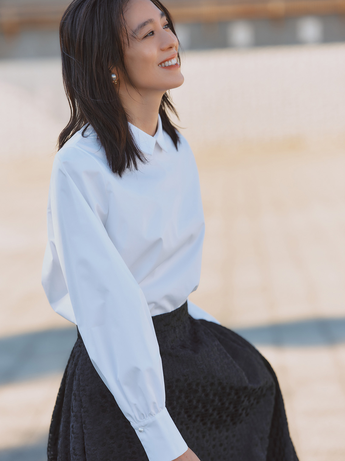 デミルクス ビームスの白襟ブラウスと花柄フレアスカートを合わせた、卒園式・入学式におすすめの上品なママ向けセレモニースタイル