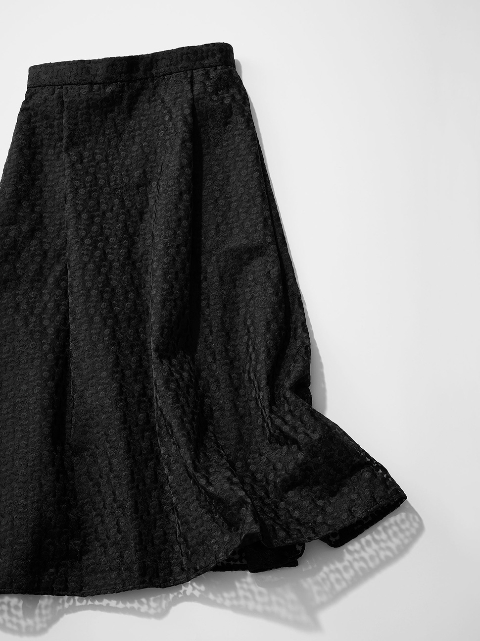 デミルクス ビームスの白襟ブラウスと花柄フレアスカートを合わせた、卒園式・入学式におすすめの上品なママ向けセレモニースタイル