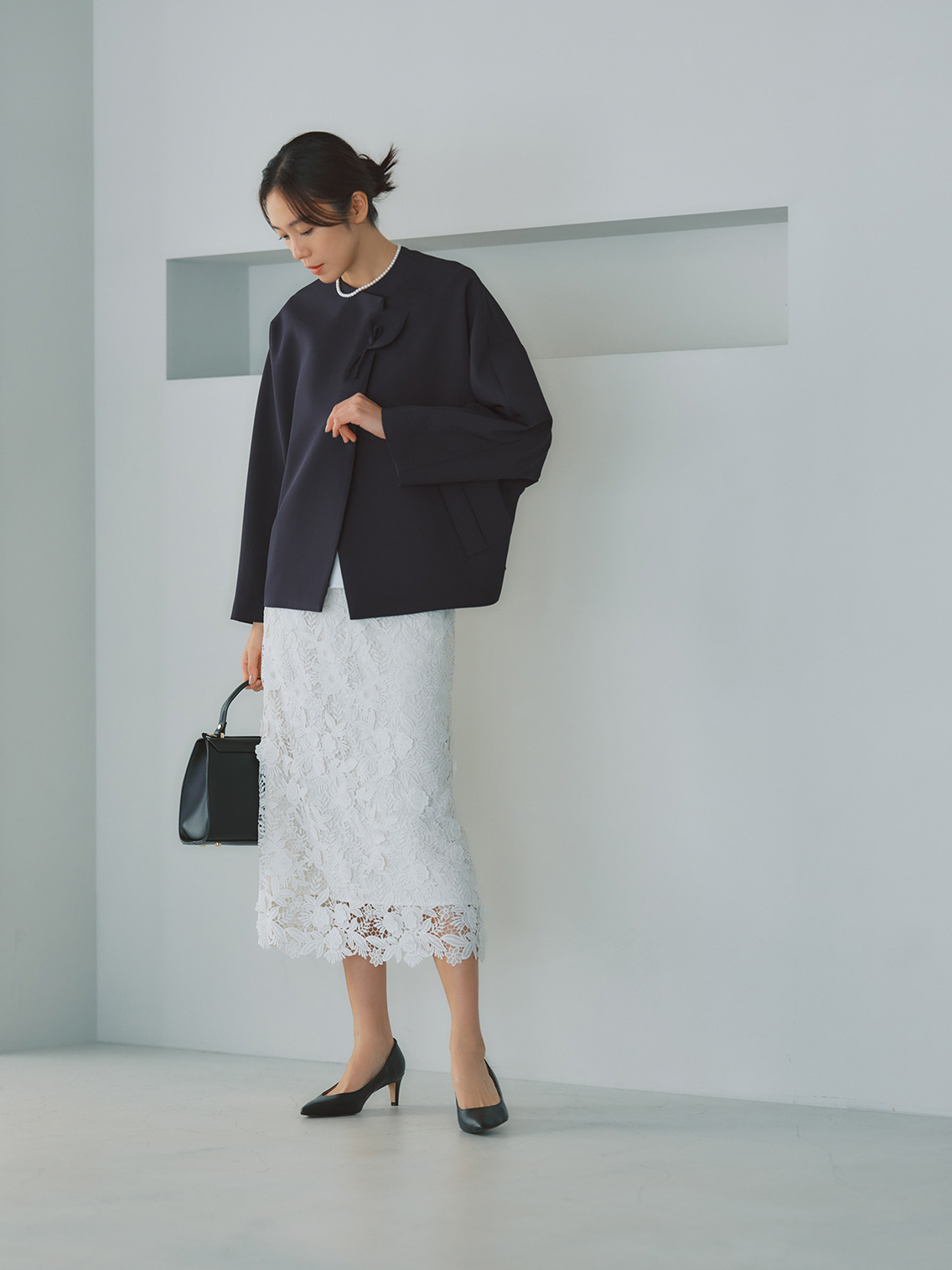 卒園式・入学式におすすめのデミルクス ビームスのネイビーノーカラージャケットと白レースタイトスカートを合わせた上品なフォーマルコーデ
