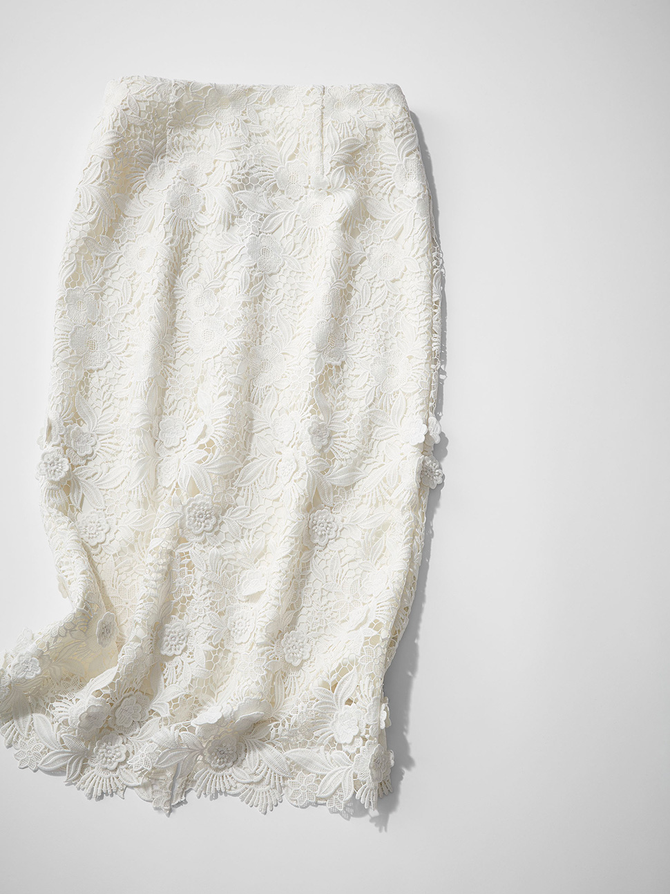 卒園式・入学式におすすめのデミルクス ビームスのネイビーノーカラージャケットと白レースタイトスカートを合わせた上品なフォーマルコーデ