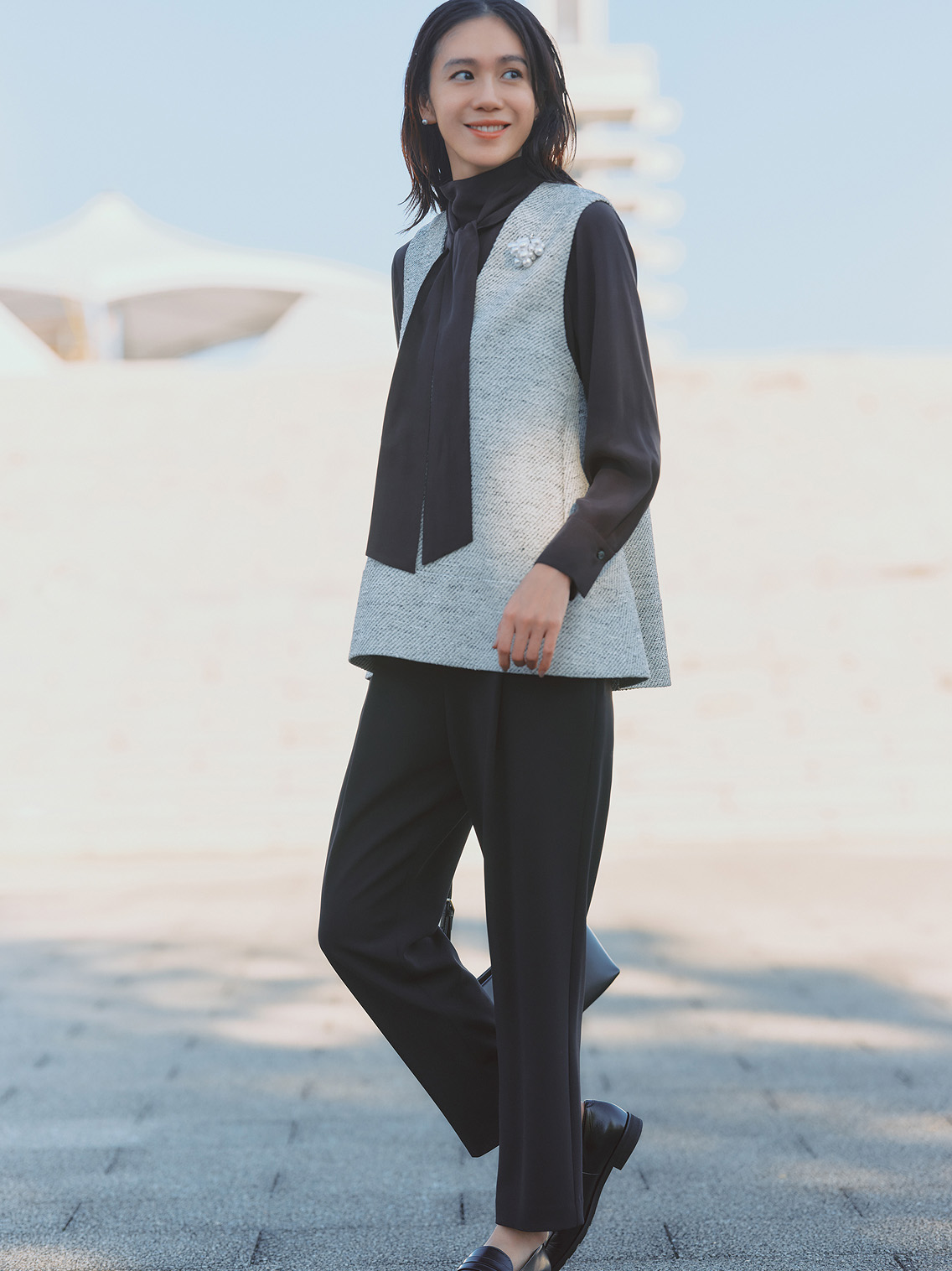 デミルクス ビームスのツイードジレとボウタイブラウス、黒ワイドパンツを合わせたハンサムなママ向けセレモニーパンツスタイル