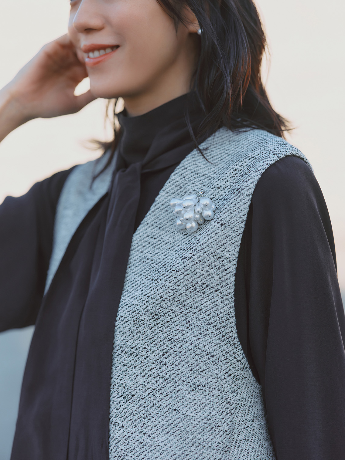 デミルクス ビームスのツイードジレとボウタイブラウス、黒ワイドパンツを合わせたハンサムなママ向けセレモニーパンツスタイル