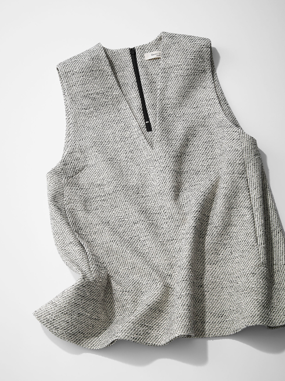 デミルクス ビームスのツイードジレとボウタイブラウス、黒ワイドパンツを合わせたハンサムなママ向けセレモニーパンツスタイル