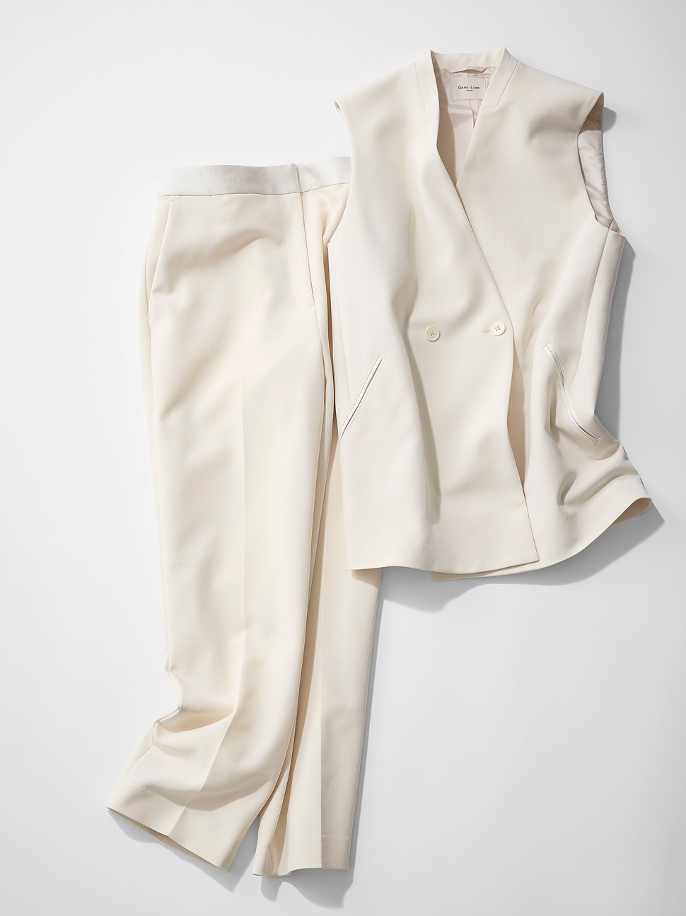 デミルクス ビームスのフリルブラウスにアイボリーのジレとパンツを合わせた卒園式・入学式におすすめのママ向けセットアップコーデ