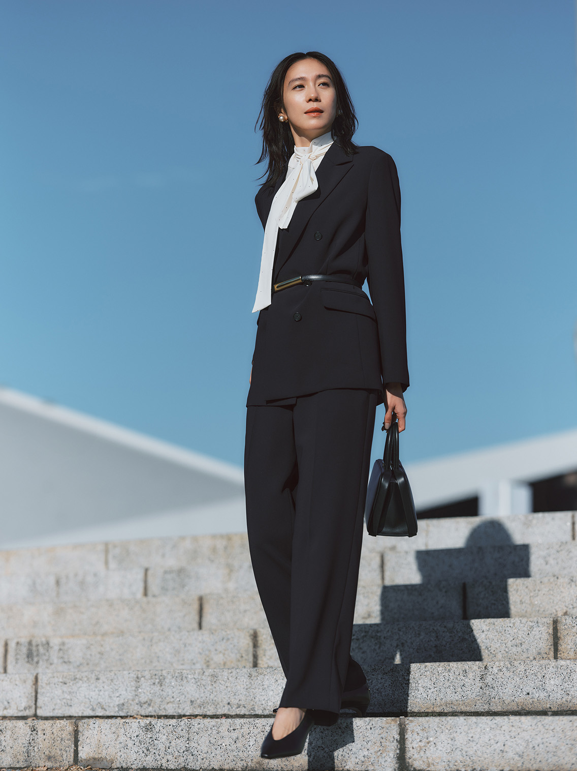 デミルクス ビームスのドットボウタイブラウスとネイビーのセットアップを合わせたモダンなママ向けセレモニーコーデ