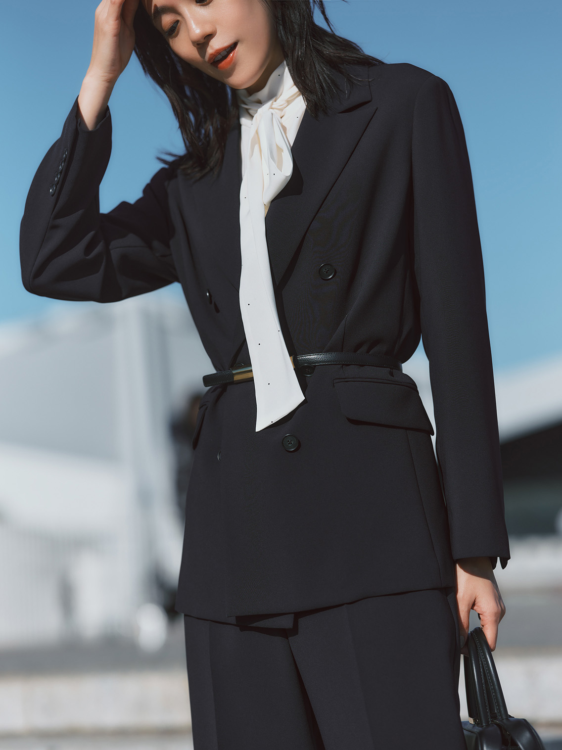 デミルクス ビームスのドットボウタイブラウスとネイビーのセットアップを合わせたモダンなママ向けセレモニーコーデ