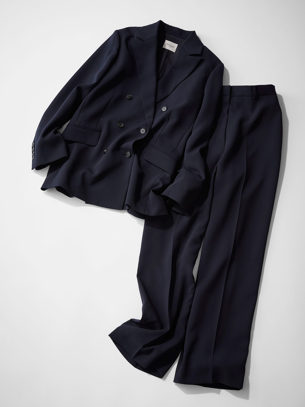 デミルクス ビームスのドットボウタイブラウスとネイビーのセットアップを合わせたモダンなママ向けセレモニーコーデ