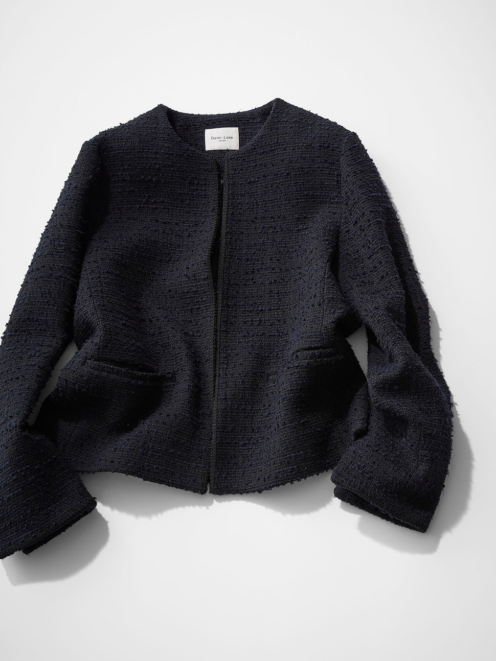 デミルクス ビームスのツイードノーカラージャケットにワンピースを合わせたママ向けセレモニーコーデ。クラシカルな卒業式・入学式に最適なフォーマルスタイル