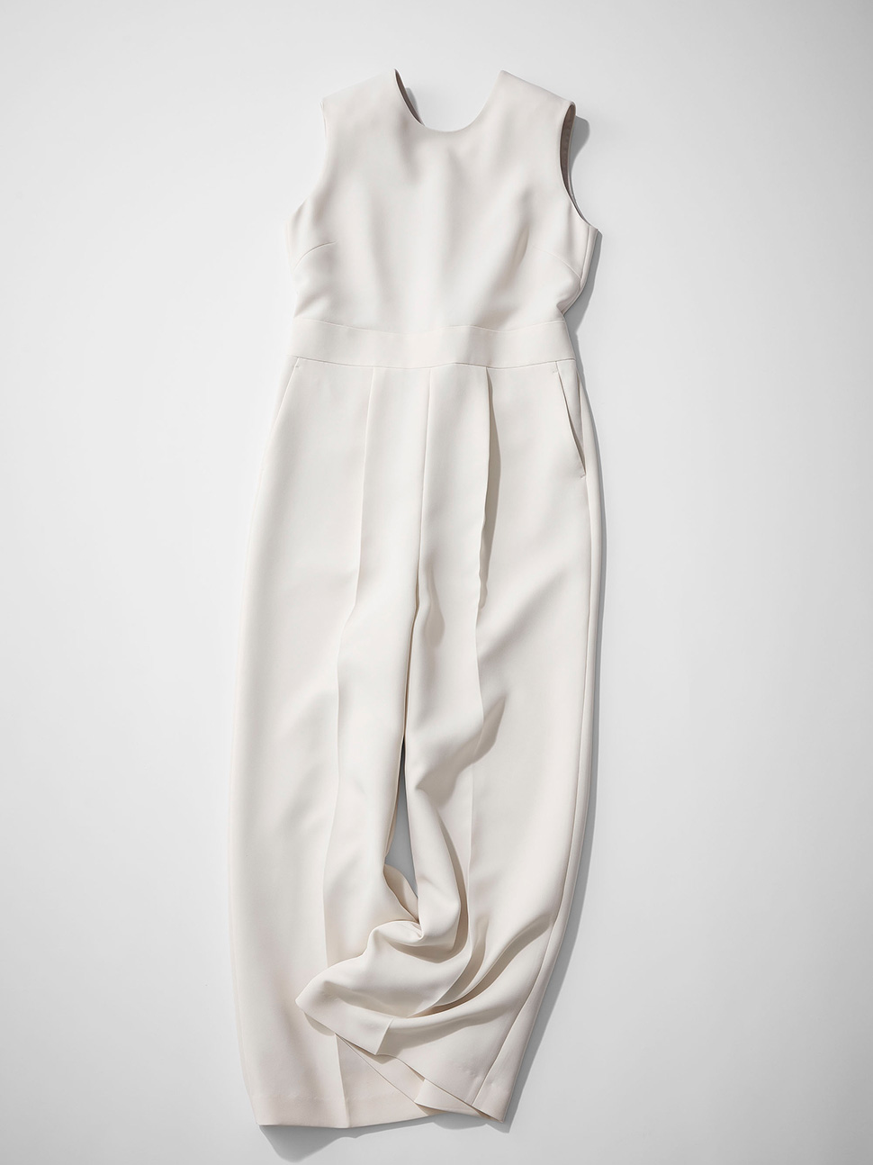 デミルクス ビームスのベージュジャケットとオフホワイトのオールインワンによる、入学式・卒業式に映えるママのクリーンなセレモニーコーデ