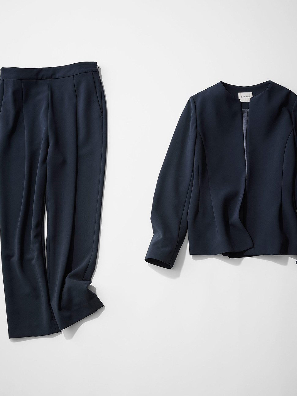 デミルクス ビームスのネイビージャケットとテーパードパンツのセットアップ。白のボウタイブラウスが華やかさをプラスする、ママのセレモニーコーデ